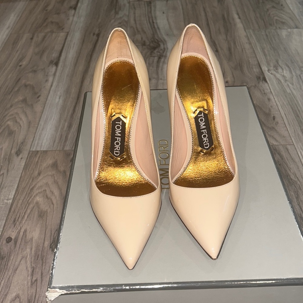 TOM FORD PATENT LEATHER PUMPS